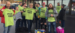 das Werkheim-Team in "Special Power" T-Shirts vor Ort