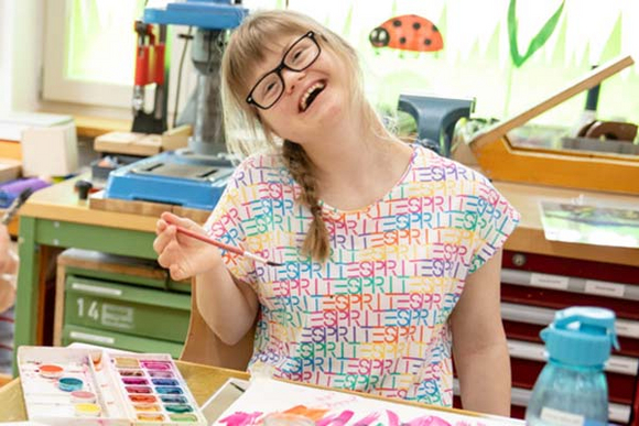 junge lachende Frau beim Malen