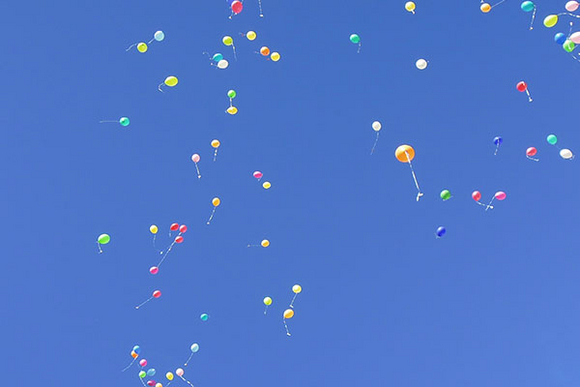 Ballone fliegen zum Himmel