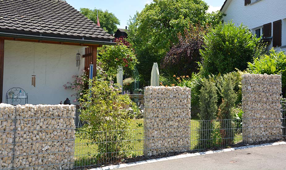Steinkörbe als Sichtschutz in Privatgarten, Referenz Gartenraum
