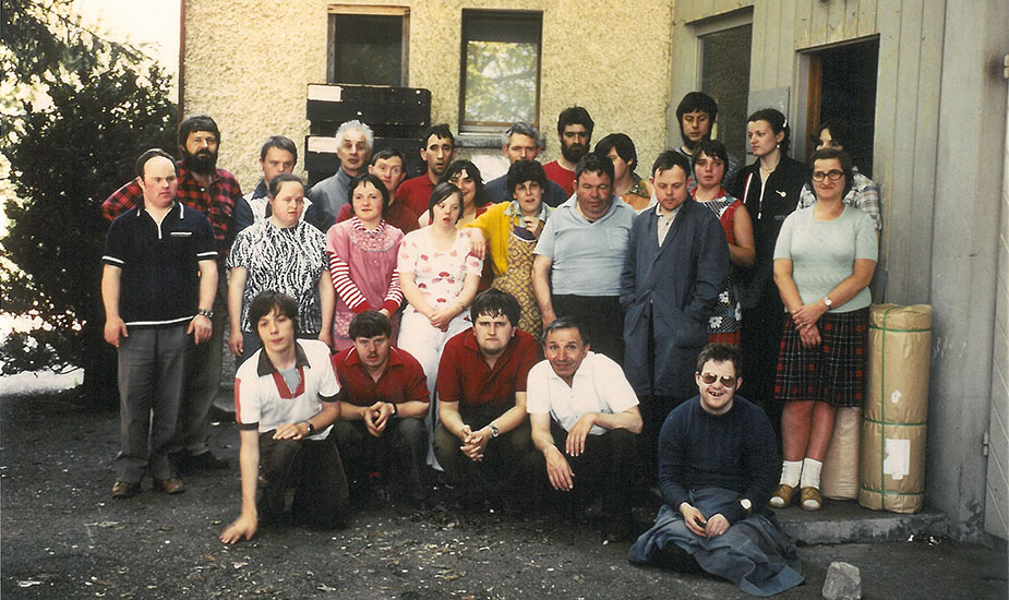Die ersten Mitarbeiter vom Werkheim Uster 1979 vor der ersten Werkstatt