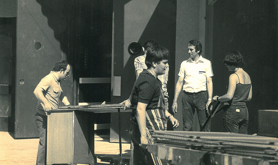 Zügeln von Tischen zum Arbeiten im Werkheim Uster im 1980