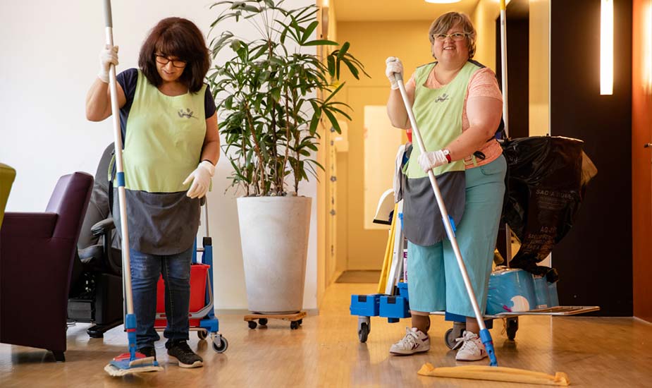 Zwei Mitarbeiterinnen der Reinigung am Putzen