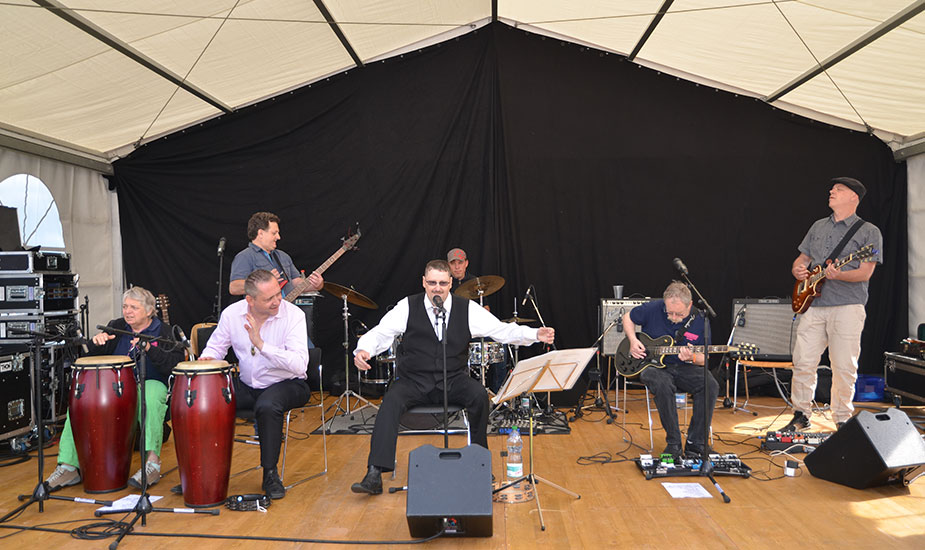 Die Werkheim-Band "Musikuss" spielt auf der Bühne.