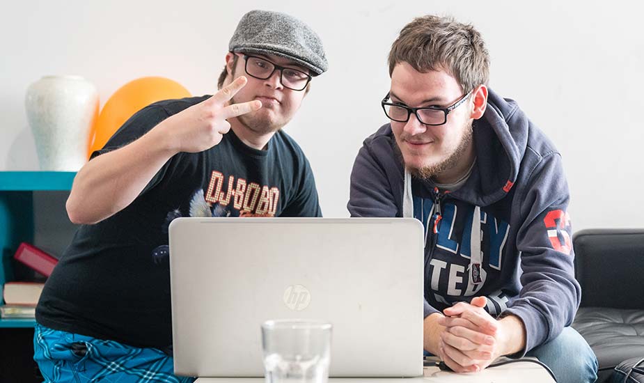 Zwei junge Männer vor dem Laptop